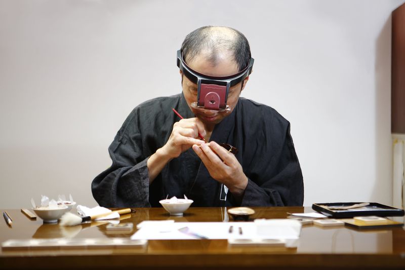 Master Minori Koizumi finalizing the Urushi year of the dog